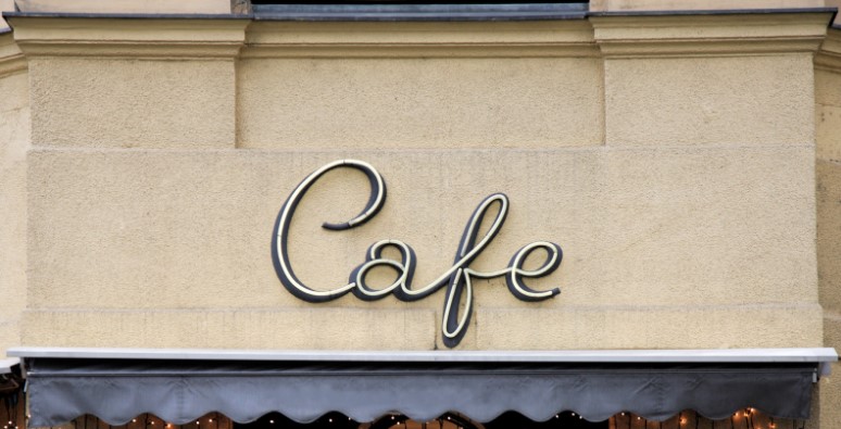 Топ-10 креативних ідей для фасадних вивісок кафе