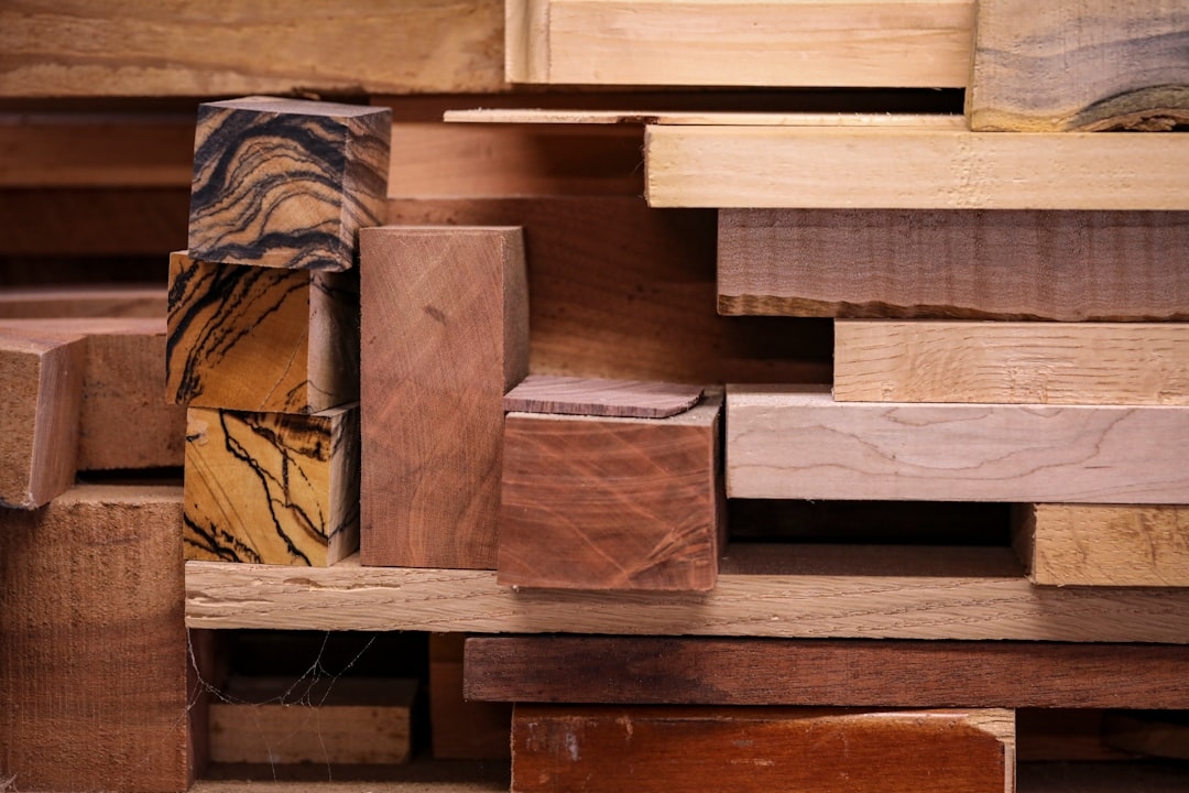 Як ефективно доглядати за меблями з різних матеріалів: дерево, шкіра, текстиль